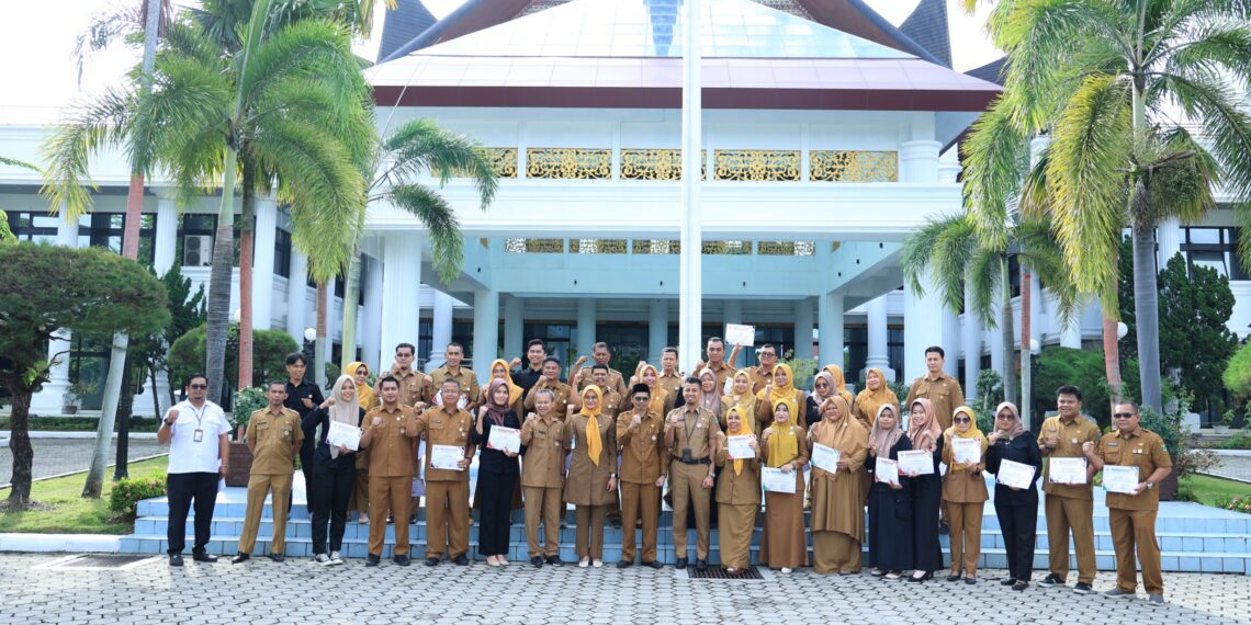 Puluhan Staf Sekretariat DPRD Sumbar Terima Penghargaan
