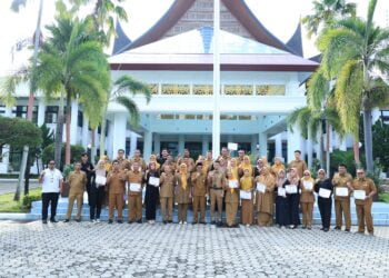 Puluhan Staf Sekretariat DPRD Sumbar Terima Penghargaan