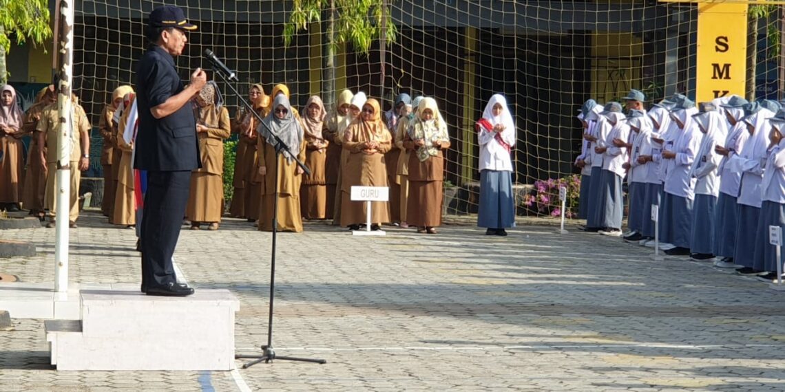 Suwirpen Suib Motivasi Siswa SMKN 8 Padang Berwirausaha