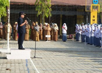 Suwirpen Suib Motivasi Siswa SMKN 8 Padang Berwirausaha