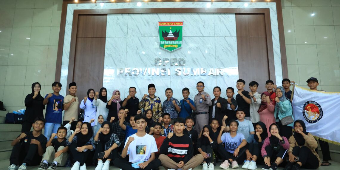 Suwirpen Suib Lepas Atlet Shokaido Sumbar Berlaga di Riau