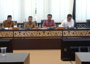 Ratusan Guru Datangi DPRD Sumbar Minta Pemerintah Buka Formasi Guru Berstatus P Seluas-luasnya