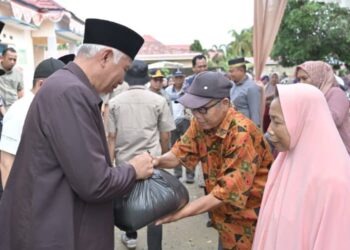 Gubernur Sumbar Serahkan Bantuan Beras untuk Korban Banjir Dharmasraya
