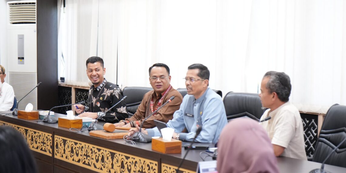 Mahasiswa Unes Studi Lapangan ke DPRD Sumbar, Diskusi Berlangsung Aktif