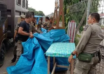 Satpol PP Padang Tertibkan Lapak Liar di Tabing
