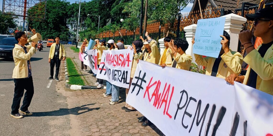 Gelar Aksi Damai di DPRD Sumbar, Aliansi Mahasiswa UNP Tegaskan Tak Ada Keberpihakan dalam Pemilu