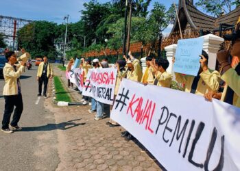 Gelar Aksi Damai di DPRD Sumbar, Aliansi Mahasiswa UNP Tegaskan Tak Ada Keberpihakan dalam Pemilu
