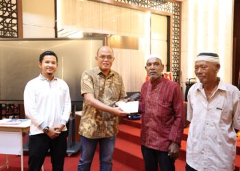 Ketua DPRD Sumbar Serahkan Bantuan ke Seniman