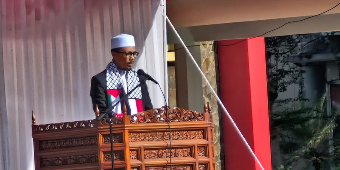 Jadi Khatib Salat Ied di Halaman Kantor Gubernur, Wakil Ketua DPRD Sampaikan Dua Kebahagiaan Umat yang Berpuasa