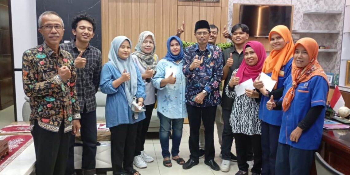 Sekretaris DPRD Sumbar Serahkan Santunan kepada Anak Yatim dari Pegawai Sekretariat dan Petugas Cleaning Service