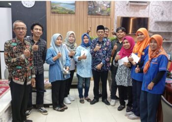 Sekretaris DPRD Sumbar Serahkan Santunan kepada Anak Yatim dari Pegawai Sekretariat dan Petugas Cleaning Service