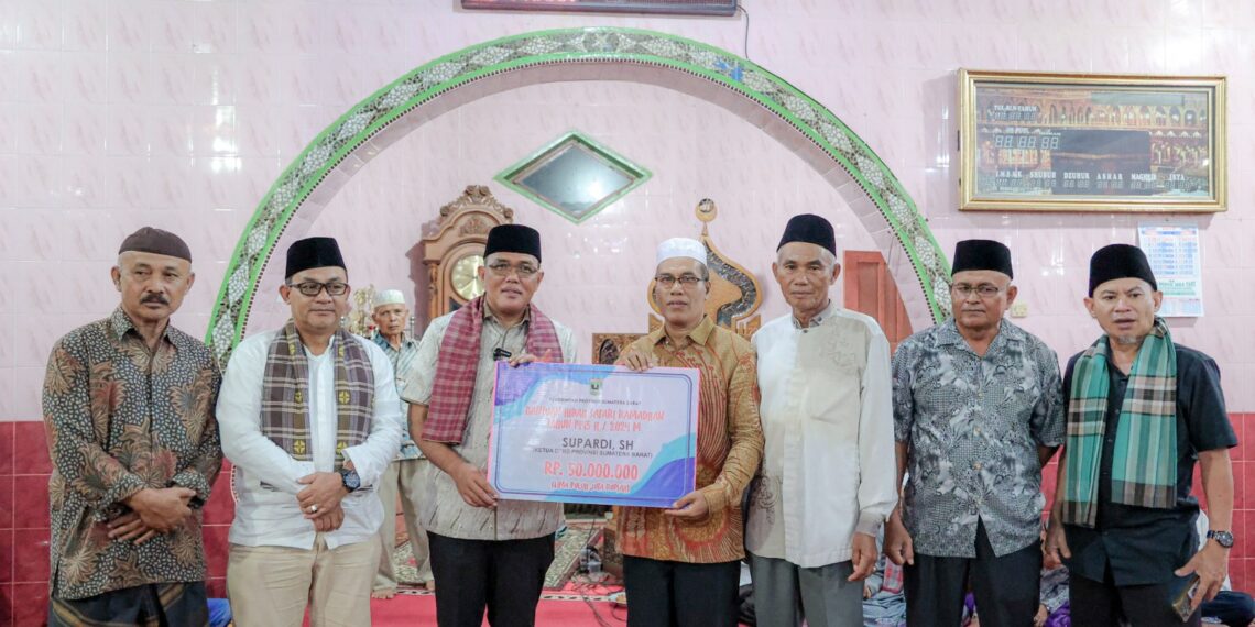 Ketua DPRD Sumbar Serahkan Bantuan 50 Juta Rupiah untuk Masjid Mutahiddin Payakumbuh