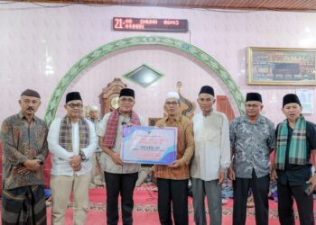 Ketua DPRD Sumbar Serahkan Bantuan 50 Juta Rupiah untuk Masjid Mutahiddin Payakumbuh