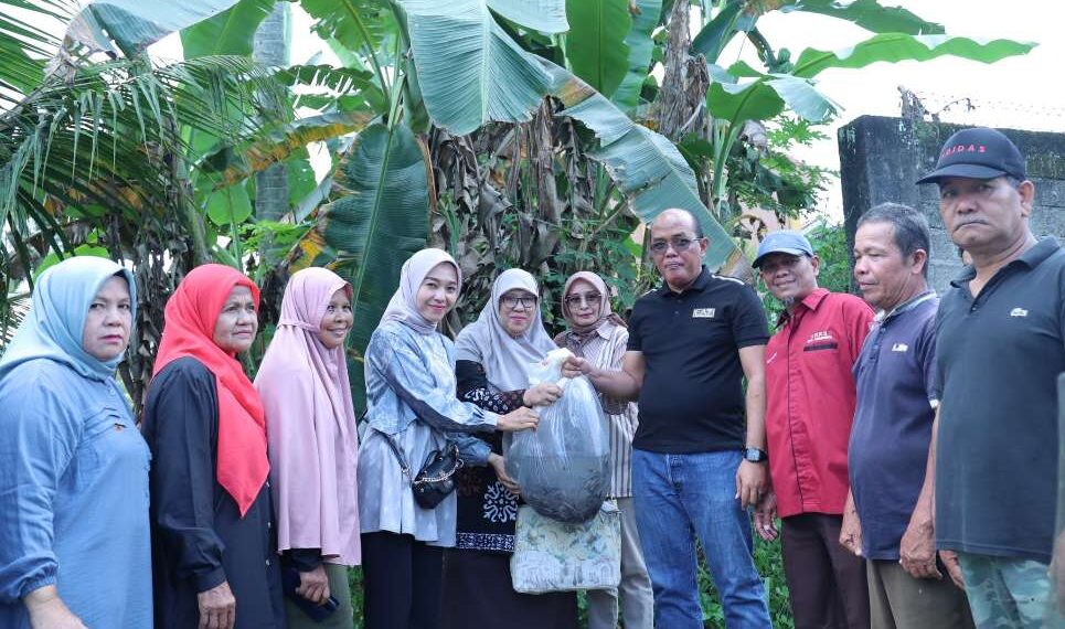 Lewat Dana Pokir, Ketua DPRD Sumbar Serahkan Benih dan Bibit Lele ke Pokdakan Koto Panjang