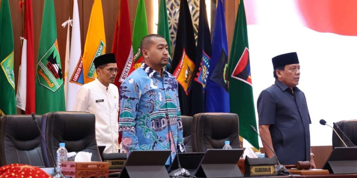 Pandangan Umum Fraksi di Tiga Ranperda, Wakil Ketua DPRD Sumbar Suwirpen Suib Sebut Pendapatan Daerah Belum Dikelola Maksimal