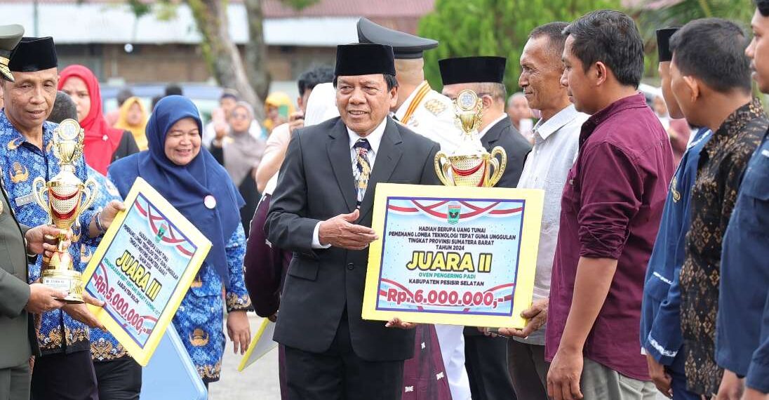 Hadiri Prosesi Penurunan Bendera HUT RI, Suwirpen Suib Doakan Masyarakat Sumbar Sejahtera dan Berjaya