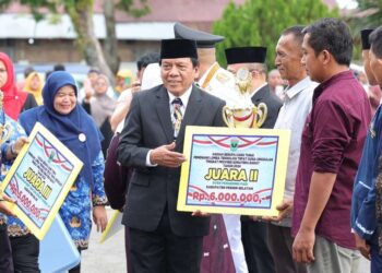 Hadiri Prosesi Penurunan Bendera HUT RI, Suwirpen Suib Doakan Masyarakat Sumbar Sejahtera dan Berjaya