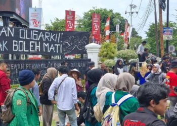 Mahasiswa Gelar Aksi Kawal Putusan MK di DPRD Sumbar