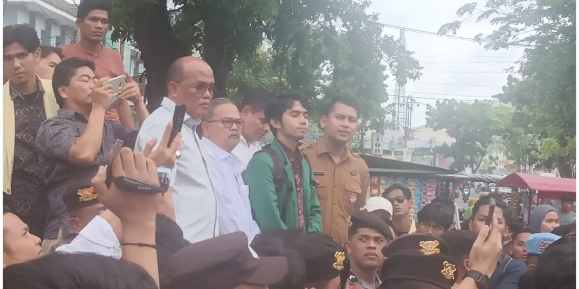 Aksi Kawal Keputusan MK di DPRD Sumbar, Supardi Temui Mahasiswa