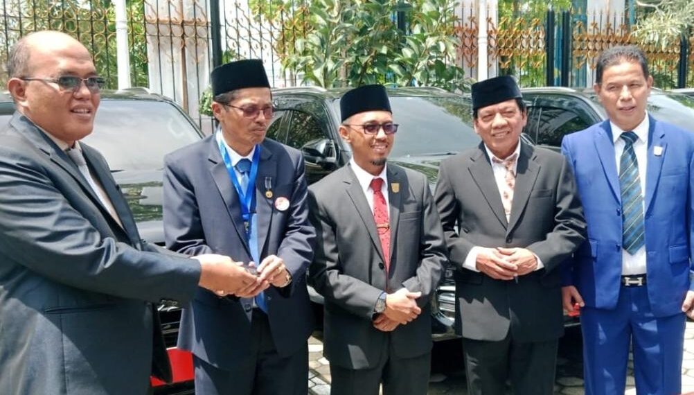 Usai Pelantikan Dewan Baru, Ketua DPRD Sumbar Beserta Wakil Serahkan Mobil Dinas ke Sekwan