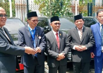 Usai Pelantikan Dewan Baru, Ketua DPRD Sumbar Beserta Wakil Serahkan Mobil Dinas ke Sekwan
