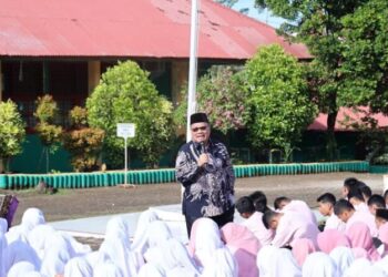 Ketua DPRD Sumbar Muhidi Beri Tausiah di SMAN 16 Padang