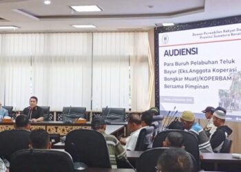 Tak Terima Uang Pensiun, 84 Mantan TKBM Teluk Bayur Mengadu ke DPRD Sumbar