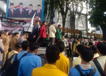 Peringatan Hari Guru, BEM Se-Sumbar Gelar Aksi di DPRD Sumbar