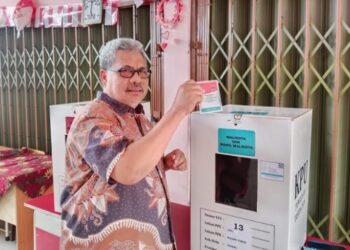 Ketua DPRD Sumbar Muhidi Nyoblos di Jati Parak Salai