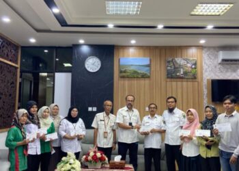 Plt Sekwan DPRD Sumbar Serahkan Santunan bagi Keluarga Besar Sekretariat