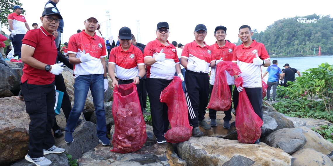 Ketua DPRD Sumbar Muhidi Ikut Aksi Bersih Pantai
