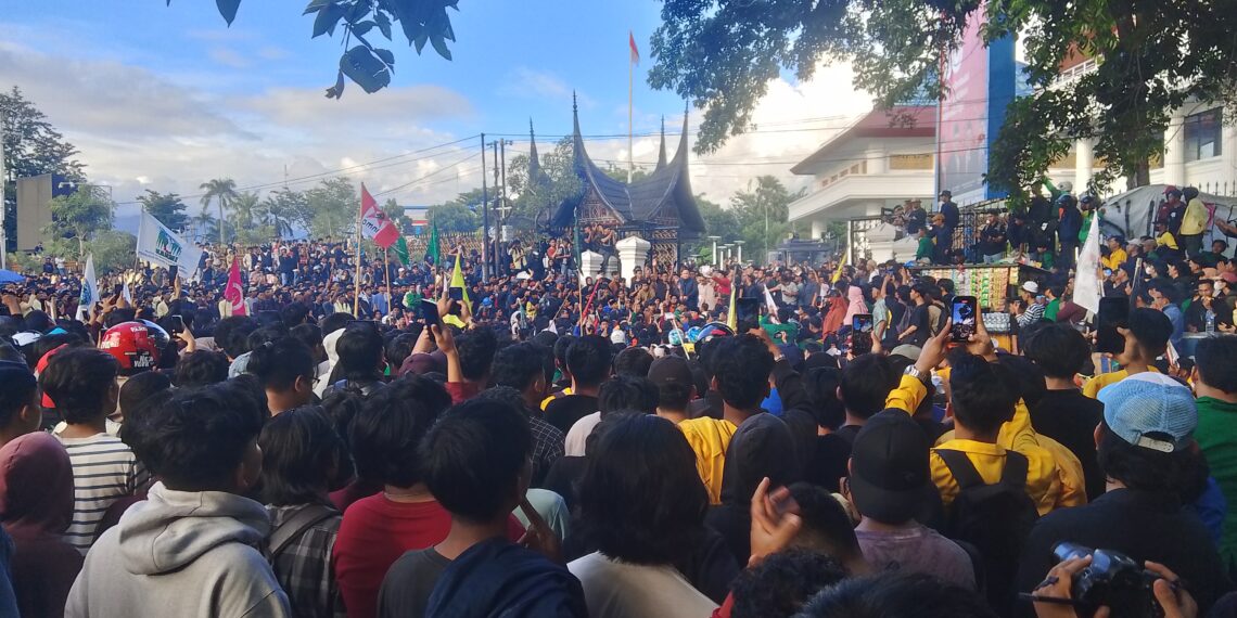Demo Ribuan Massa di Kantor DPRD Sumbar Berlangsung Tertib