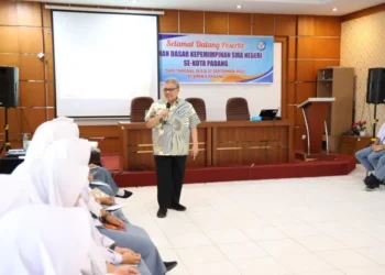 Muhidi Beri Wejangan di LDK Pengurus OSIS SMA se-Kota Padang