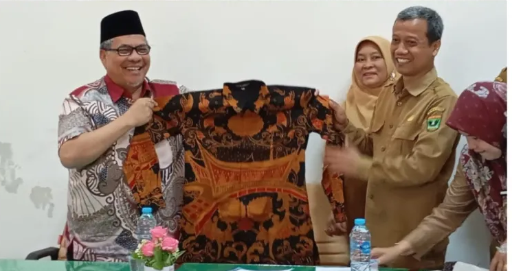 Muhidi Serahkan Baju Batik di Tiga SLTA