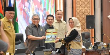 DPRD Sumbar Bahas Dua Ranperda, Gubernur Mahyeldi Ingatkan Regulasi Harus Perhatikan Kewenangan dan Kemampuan Fiskal Daerah