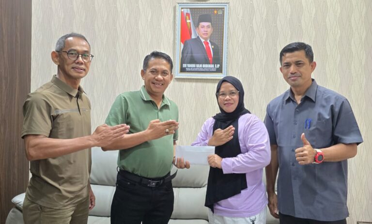 Evi Yandri Lepas Martinel Prihastuti Ikuti Ujian Kompetisi Wasit ke Bangladesh