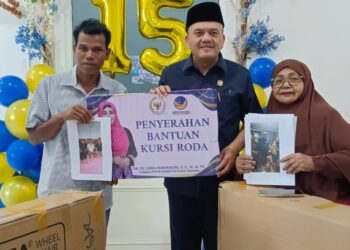 HUT ke-15, Garnita Malahayati Partai Nasdem Sumbar Beri Bantuan Kursi Roda