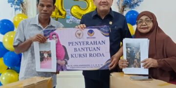 HUT ke-15, Garnita Malahayati Partai Nasdem Sumbar Beri Bantuan Kursi Roda