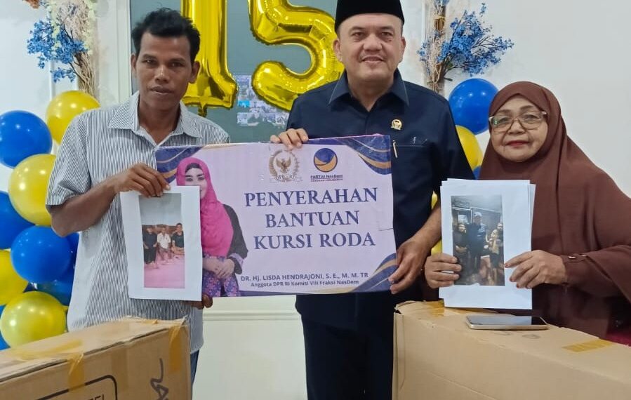 HUT ke-15, Garnita Malahayati Partai Nasdem Sumbar Beri Bantuan Kursi Roda