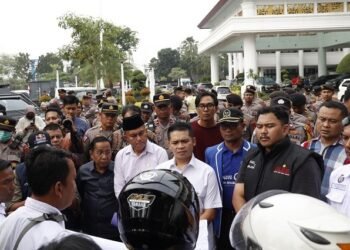 Massa dari KSPSI Sumbar dan Komunitas Ojol Gelar Aksi di DPRD Sumbar