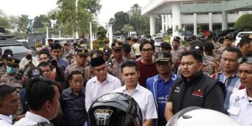 Massa dari KSPSI Sumbar dan Komunitas Ojol Gelar Aksi di DPRD Sumbar