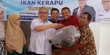 Ketua DPRD Sumbar Serahkan Bantuan Benih Ikan di Teluk Buo