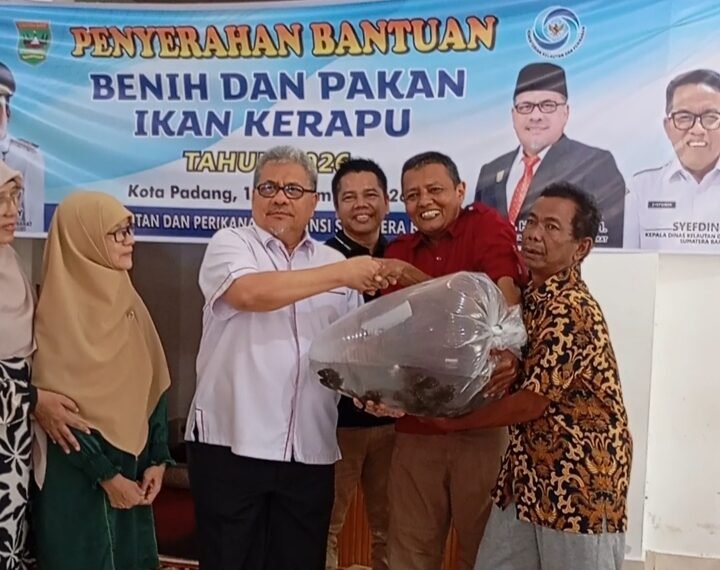 Ketua DPRD Sumbar Serahkan Bantuan Benih Ikan di Teluk Buo