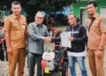 Anggota DPRD Sumbar Muzli M. Nur Serahkan Alsintan ke Petani Pasaman