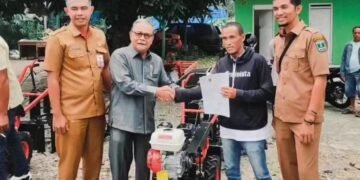 Anggota DPRD Sumbar Muzli M. Nur Serahkan Alsintan ke Petani Pasaman