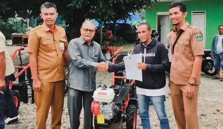 Anggota DPRD Sumbar Muzli M. Nur Serahkan Alsintan ke Petani Pasaman